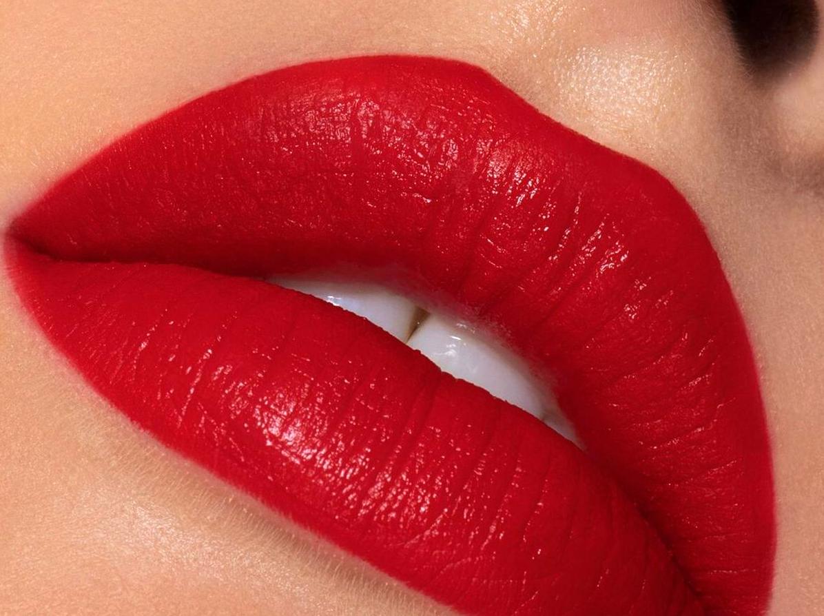 Tips for Flaunting Red Lipstick Elegantly